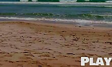 निकोल फॉक्स, एक शानदार युवा मॉडल, समुद्र तट पर अपनी प्राकृतिक सुंदरता को अपने मनोरम कर्व्स और आकर्षक संपत्तियों के साथ दिखाती है।