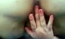 हॉर्नी गर्लफ्रेंड क्यूट नेल्स के साथ अपनी गीली चूत को उंगलियों से चोदती हुई