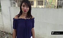 किशोर एशियाई बेब एक कामुक पर्यटक के साथ पैसे के लिए सेक्स का व्यापार करती है