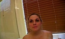 शौकिया गोरी बार्बी बुलबुला बाथटब में अपने बड़े स्तनों को दिखा रही है